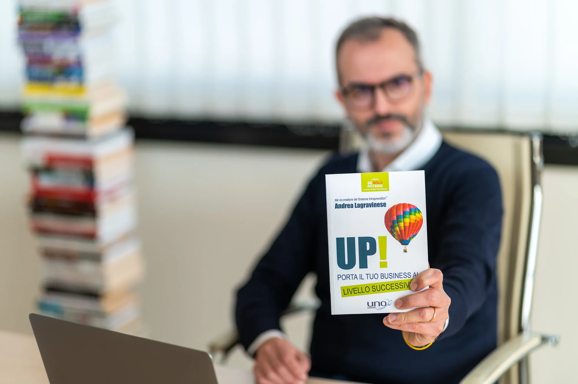 Andrea Lagravinese mostra il libro «Up! Porta il tuo business al livello successivo» nel suo studio