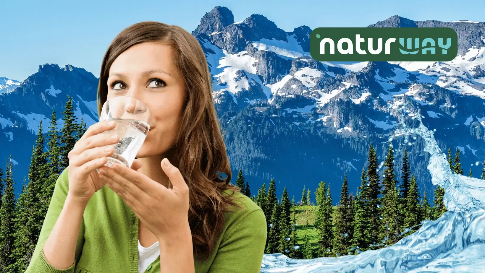 Donna che beve acqua davanti a un paesaggio montano con il marchio Naturway
