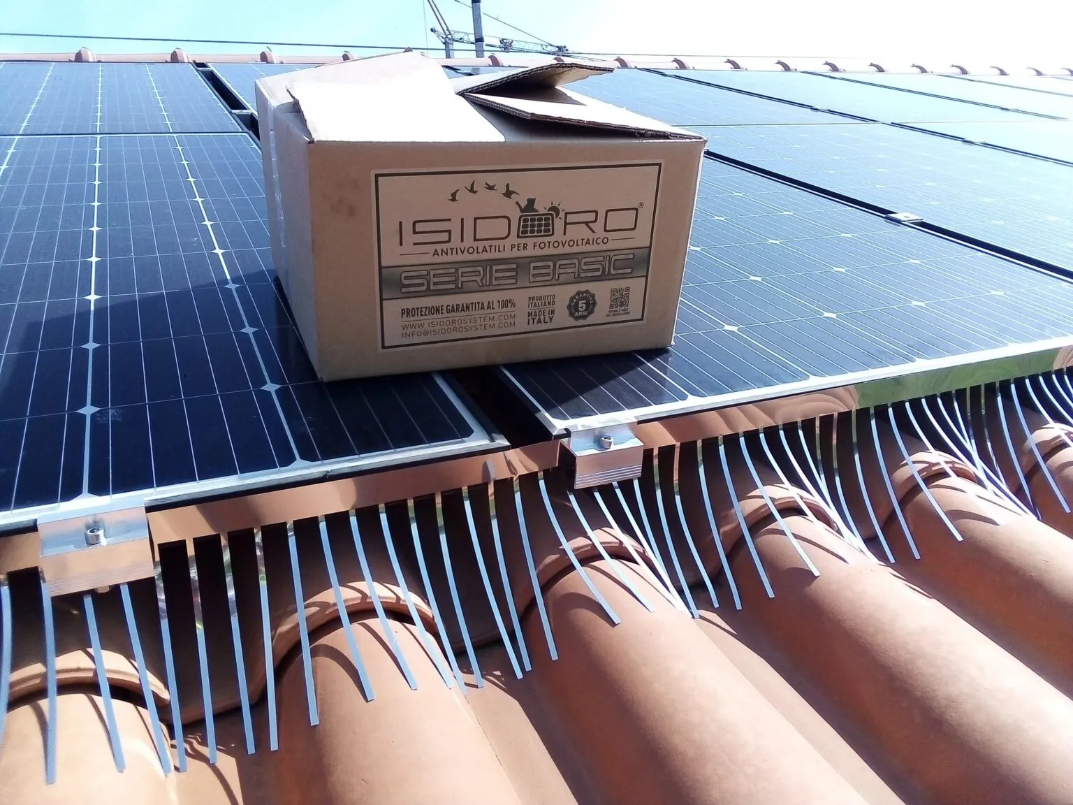 Sistema antipiccione installato sul bordo di un impianto fotovoltaico su tetto in tegole